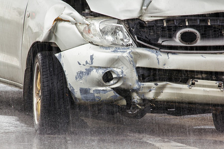 损失在一次事故中被损坏的汽车痕迹雨水滑路机械发动图片