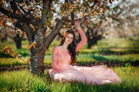 生活自然积极的春天果园中一位年轻美丽的女孩肖像图片