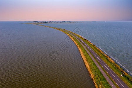 自然旅游乡村的从荷兰IJsselmeer的堤坝到Marken的空中飞机图片