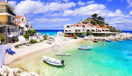 水萨莫斯岛美丽的海平村Kokkari与希腊旅行和地标支撑放松图片