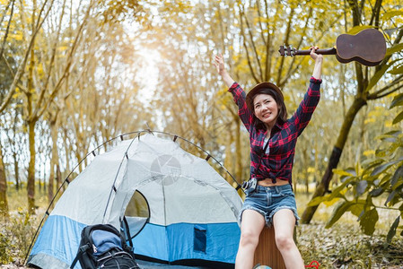 森林里露营的女人图片