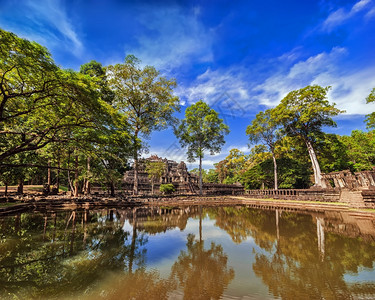 森林柬埔寨暹粒省AngkorWat综合建筑群Baphuon寺庙废墟的湖和全景外公园观旅行宗教图片