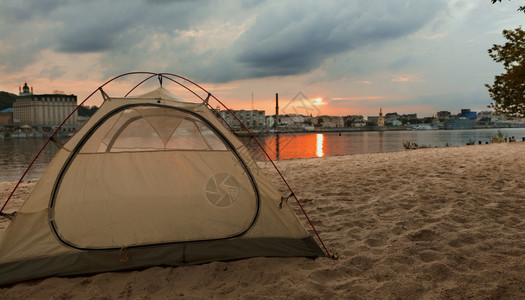 日落时沙滩上的游客帐篷图片