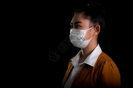推杆亚洲年轻妇女戴面罩防止呼吸道疾病如流感共和19日冕PM25灰尘和烟雾安全感染概念等以保护她们免受空气传播的呼吸道疾病保护的工图片