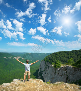 手最佳山里人白天在上为太阳而奋斗登山者图片