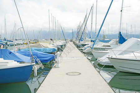 瑞士Ouchy港口的游艇和船只瑞士奥伊美丽的反思多米尼奇图片