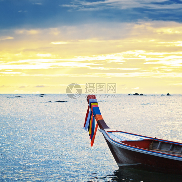 泰国安达曼海日落时的浪帆放松图片
