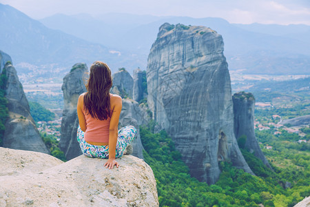 2019年月2日希腊Meteora市大山和女孩坐在岩石上谷爱探险家图片