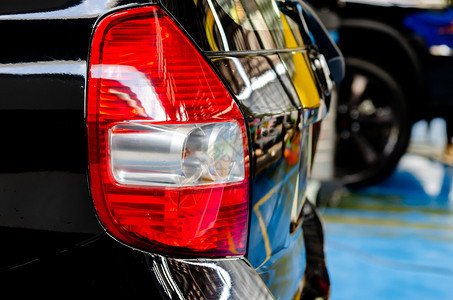 法规后方灯的红在司机使用卡尔斯柯制动标准和技术条例中官方灯具时会有效在标准和技术条例中正式灯具将按标准和技术条例使用红色的车辆图片