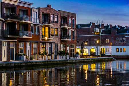 海滨晚上在运河的荷兰住房艾芬安登里琴市建筑荷兰堤城市图片
