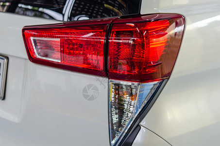 驾驶外部的车轮当司机使用刹时后方定位灯上的红后将起作用标准和技术条例中官方灯的亮度为标准和技术条例中的正式灯图片