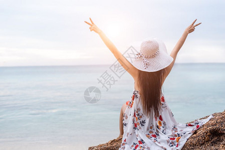 女孩美在海滩边做快乐的姿态女人举起两只手呼吸新鲜空气欢乐着人与生活方式概念旅行与度假主题回顾观手指夏天图片
