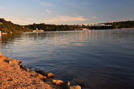 往球场扔硬币😅巴黎人报：圣埃蒂安球迷砸到裁判被判七个月缓刑