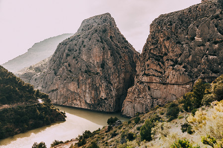 走在西班牙南部岩石山和跑道之间架起桥梁横跨西班牙南部岩山的桥梁水目地风险高清图片素材