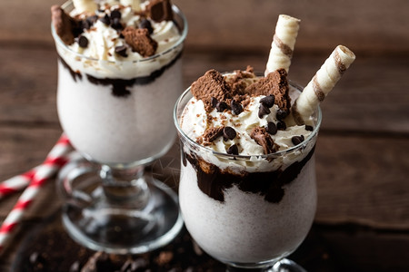 配料冰沙美味的奶昔加冰淇淋巧克力和饼干液体高清图片