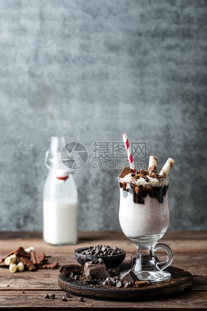 健康可美味的奶昔加冰淇淋巧克力和饼干乳制品图片