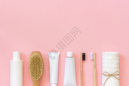 脱皮自然一套用于淋浴或沐的生态化妆品产和工具竹牙刷天然子白色瓶粉红背景上用于身体面部和牙齿护理的毛巾配件复制空间顶视图一套用于淋图片