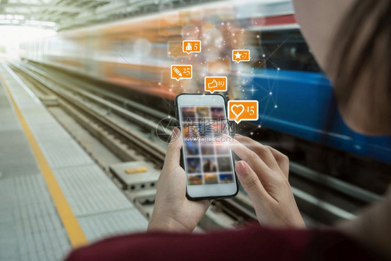 社会的火车轻轨在Skytrain铁路或城市旅行地铁的社交网络概念中女使用智能手机为社交网路媒体提供类似爱评论人和fovorite图片