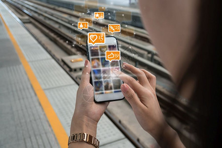 沟通电话朋友在Skytrain铁路或城市旅行地铁的社交网络概念中女使用智能手机为社交网路媒体提供类似爱评论人和fovorite图图片