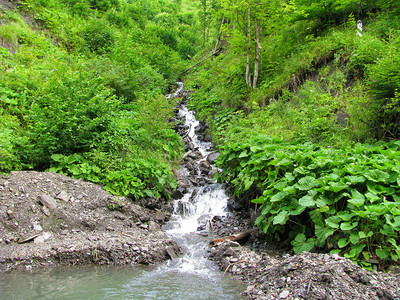 沿着喀尔巴阡山峡谷沿喀尔巴阡山峡谷一连串的巨石流穿过一系列巨石流在喀尔巴阡山峡谷中一条快速山流的道路上走过一批巨石流瀑布结细节图片