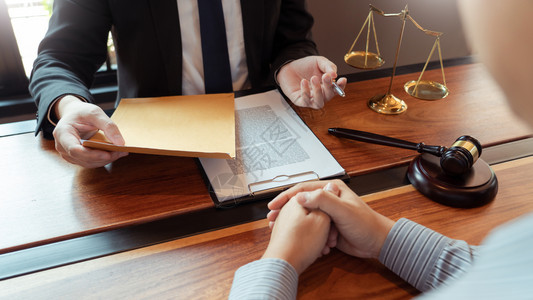 商业男公证人律师或法官咨询讨论合同文件与在职实业家客户法律和服务概念协商或讨论合同文件刑事法的图片