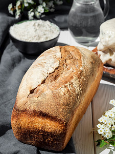 水棕色的配料白木桌新鲜面包烤成分近身爱好在家庭甜菜健康食品概念传统手工艺面包中做小麦家用图片