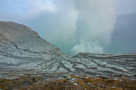 蒸汽盐碱地印度尼西亚东爪哇岛硫磺沉积在KawahIdjen火山坡面和硫卡尔德拉河口的有毒烟雾边缘热图片
