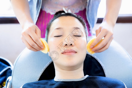 自然卸妆刷子亚裔女孩美丽的皮肤正在睡觉让工作人员用抽水器轻地清洗脸部妇女洁图片