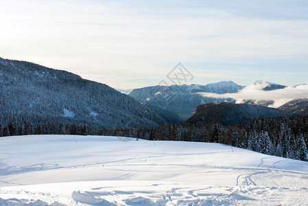 山峰环境云在意大利北部多洛米特人区的一幅闪光冬季景象图片