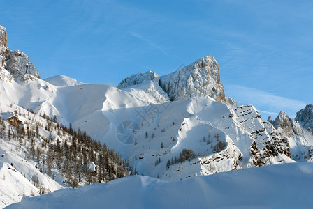 蓝色的在意大利北部多洛米特人区的一幅闪光冬季景象白云岩雪图片