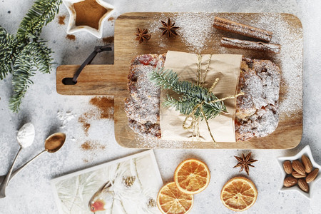 杏仁食物斯托伦是坚果香料干或罐头水的面包涂有糖粉和这是在圣诞节新年预产期假日烘烤餐期间吃的传统德国面包馅饼图片