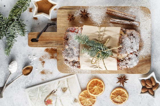 杏仁食物斯托伦是坚果香料干或罐头水的面包涂有糖粉和这是在圣诞节新年预产期假日烘烤餐期间吃的传统德国面包馅饼图片