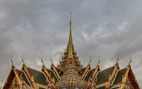 雕塑令人惊叹的泰国曼谷20年6月19日美丽的泰式建筑翡翠佛寺是泰国最神圣的佛教寺庙也是泰国的有力宗教象征吸引图片