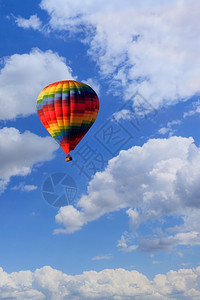 娱乐明亮的漂浮在白云上蓝天带着一篮子游客飞翔美丽的五彩热气球复制空间垂直图像图片