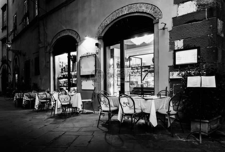 在意大利卢卡中世纪小巷路意大利餐馆厅托斯卡纳Lucca的意大利餐台摆桌子外部接触鹅卵石图片