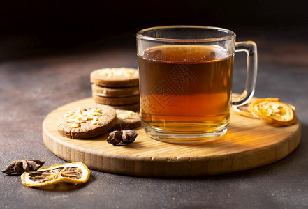 冬茶饮料配有饼干溶液和优质的美丽光照茶冬酒配有饼干高质量和清晰的美照片概念解析度假期浆果图片