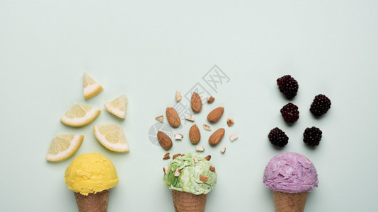 高清晰度照片顶端新鲜冰淇淋甜筒桌优质照片美的冰淇淋面锥体自制粉色的图片