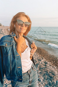 海滩上度假的女人图片