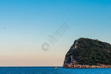 夏季在安塔利亚Sican岛附近的轮船海景蓝色晴天图片