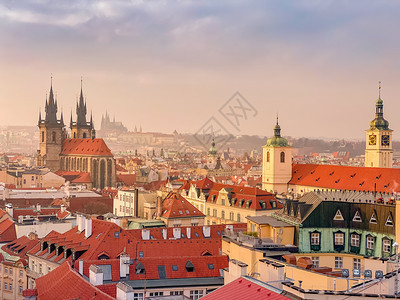大地布拉格历史古老的布拉格市城区风景的红色屋顶和圆花边在日落霜冻的红屋顶树皮和布拉格城堡上背景为布拉格捷克文版空间旅游行背景图片