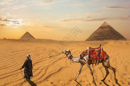 废墟遗产假期埃及哈夫拉金字塔和孟卡前骑骆驼的贝都因人埃及哈夫拉金字塔和孟卡前骑骆驼的贝都因人图片