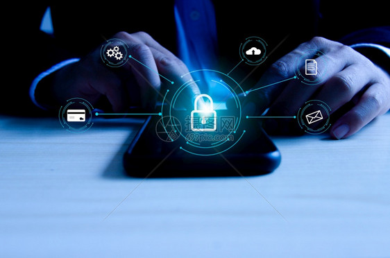 移动的男人用于智能手机密码接入和互联网黑客侵的络安全系统银行信息数字在线概念技术等网路安全系统TNCTTechnologyTec图片