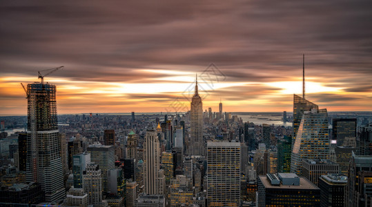 黄昏目的地著名美国洛克菲勒中心顶楼日落蓝时的纽约天际图片