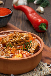 莳萝土豆胡卜假发和香料牛肉炖匈牙利古拉什口菜东欧传统和火鸡吉韦奇羊肉辛辣的图片
