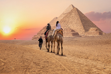 旅游埃及吉萨大金字塔附近骑骆驼的游客埃及吉萨大金字塔附近骑骆驼的游客假期沙丘图片