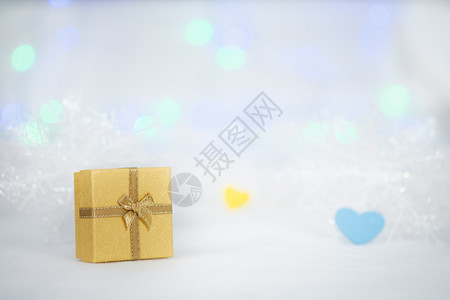 喜悦庆祝白色毛皮bokeh背景的礼品盒有季节问候圣诞快乐或新年选择点的复制空间布列蓝色的图片