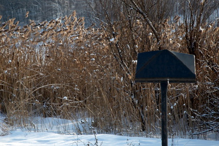冬天的风景是空白金属标志迎接在大户外失落的旅行者完美插入文字阴影广告目的图片