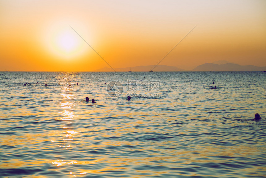 游泳的岛2019年月7日在遥远的山峰和天空里2019年月7日欧洲图片