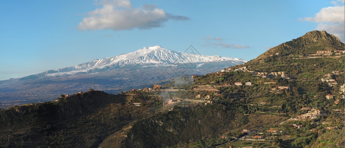 喷发锥体从Taormina观测到的西里埃特纳火山雪峰场地图片