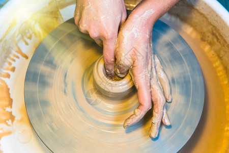 模子女人的手一个陶器制造一个土罐锅工作图片